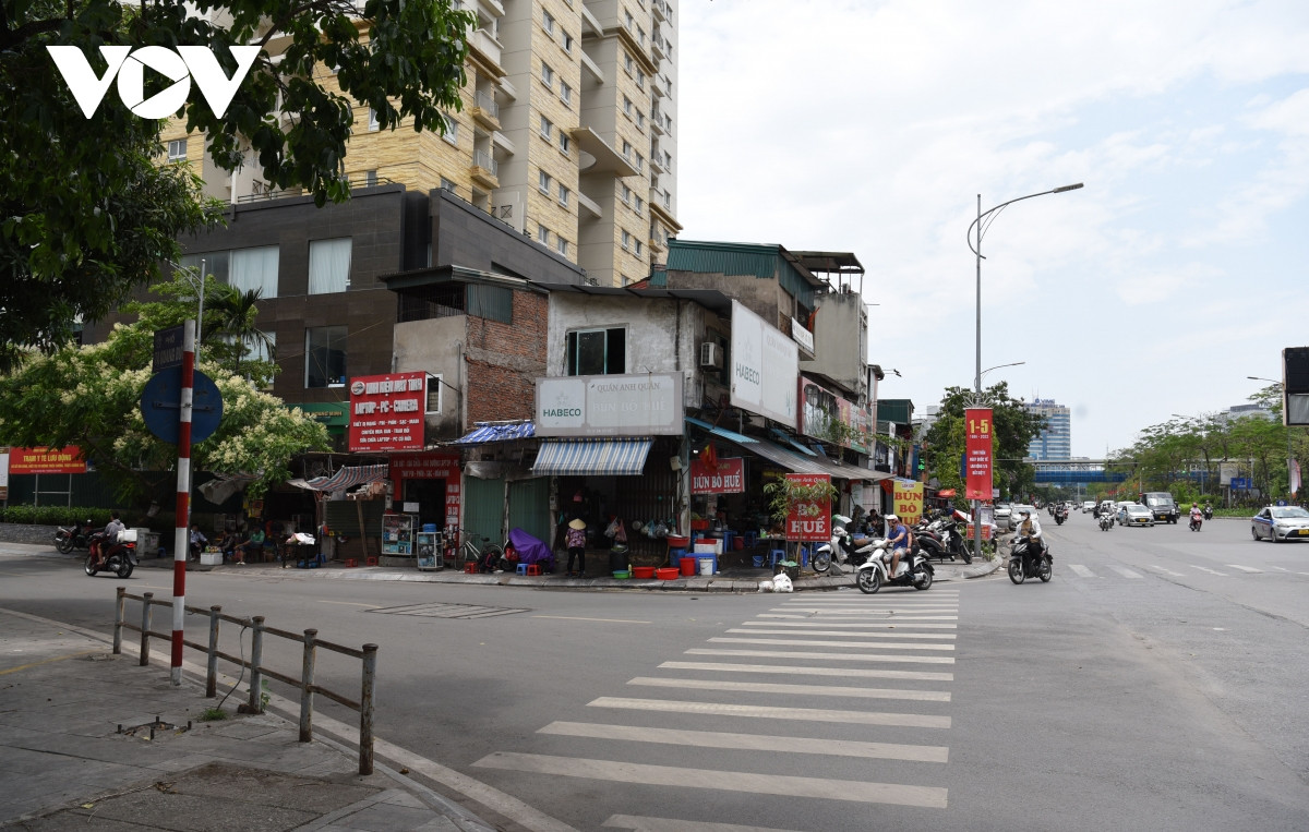 Bà Mùi lo lắng cho biết: "Cuộc sống chính của gia đình chúng tôi đều dựa vào nguồn thu từ mặt bằng, đi chỗ khác xa trung tâm, ở nhà chung cư chúng tôi mất nguồn thu nhập sẽ sống thế nào".