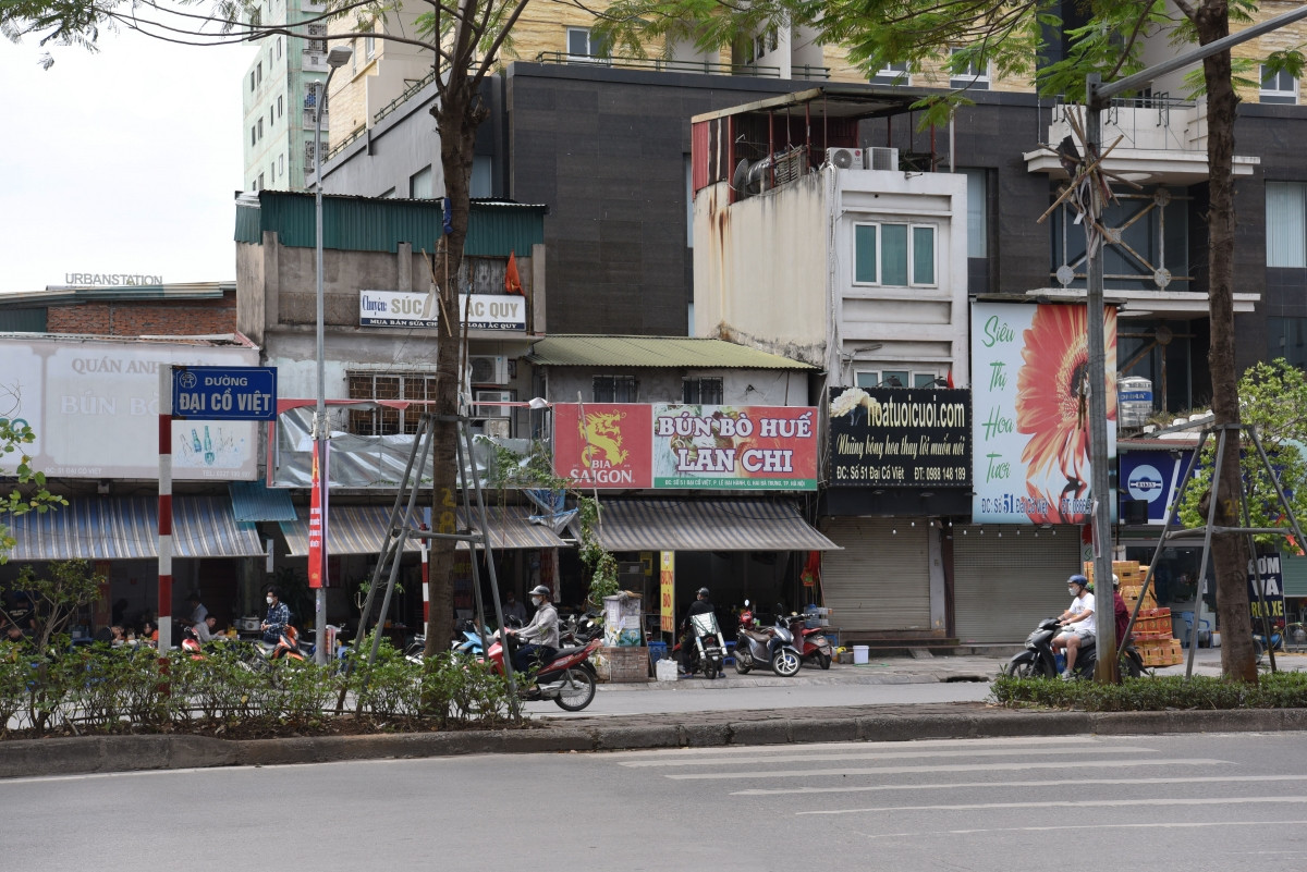 Người dân ở đây cũng bày tỏ, gần đây một số lãnh đạo đơn vị chủ đầu tư vướng vòng lao lý, tiến độ của dự án lại tiếp tục chậm lại thì dự án còn phải chờ đợi đến bao giờ nữa. Theo kế hoạch Dự án bãi đỗ xe tĩnh dọc phía Nam đường Đại Cồ Việt dự kiến khởi công vào Quý IV/2022, hoàn thành đưa vào sử dụng Quý IV/2024 với thời gian hoạt động 50 năm (không kể thời gian xây dựng).