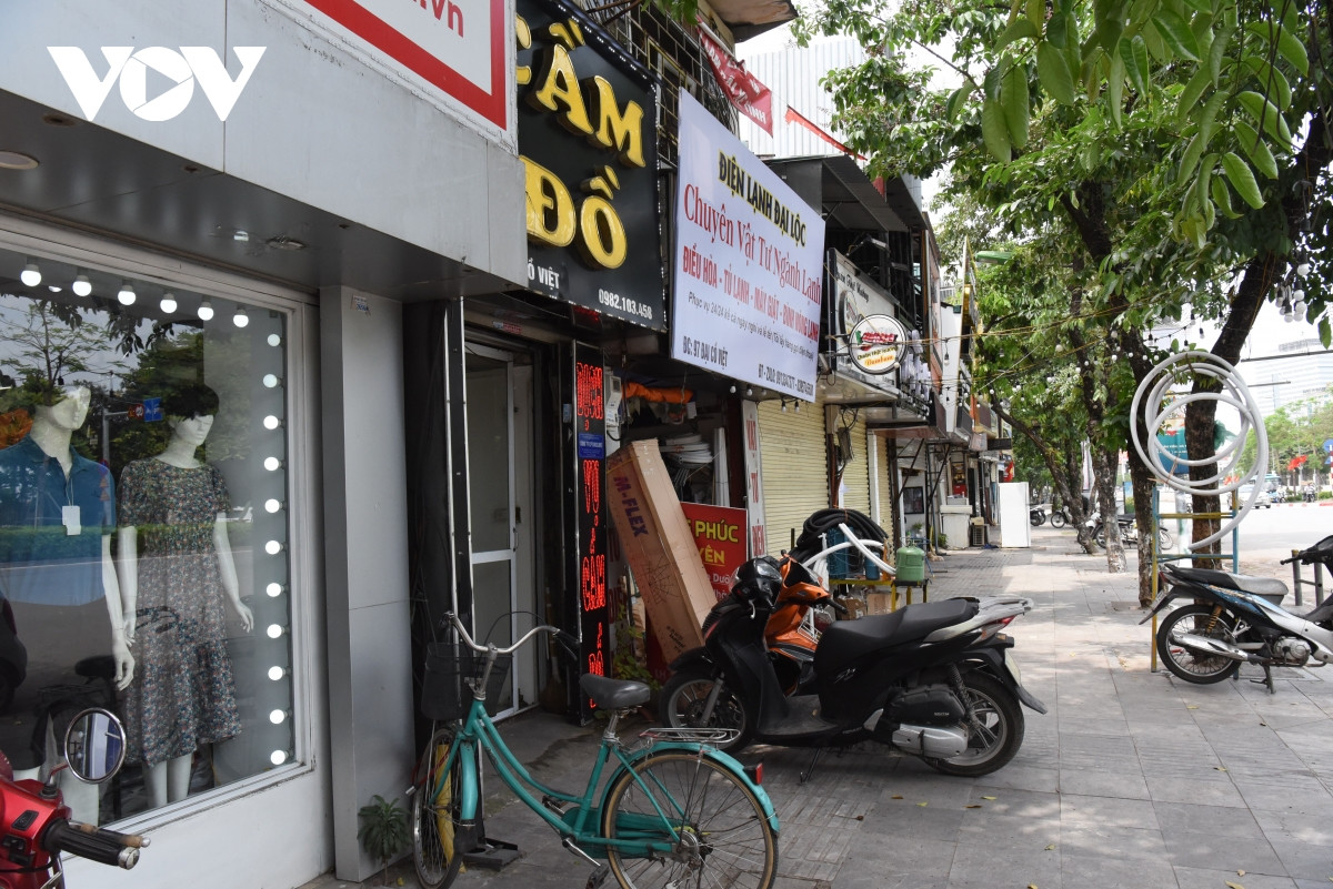 Người dân cho rằng việc chuyển đổi dự án, treo nhà ở tại khu vực này sang làm bến xe tĩnh là hoàn toàn bất hợp lý nên không đồng tình. Các nhà mặt phố hiện nay vẫn sinh hoạt, kinh doanh.