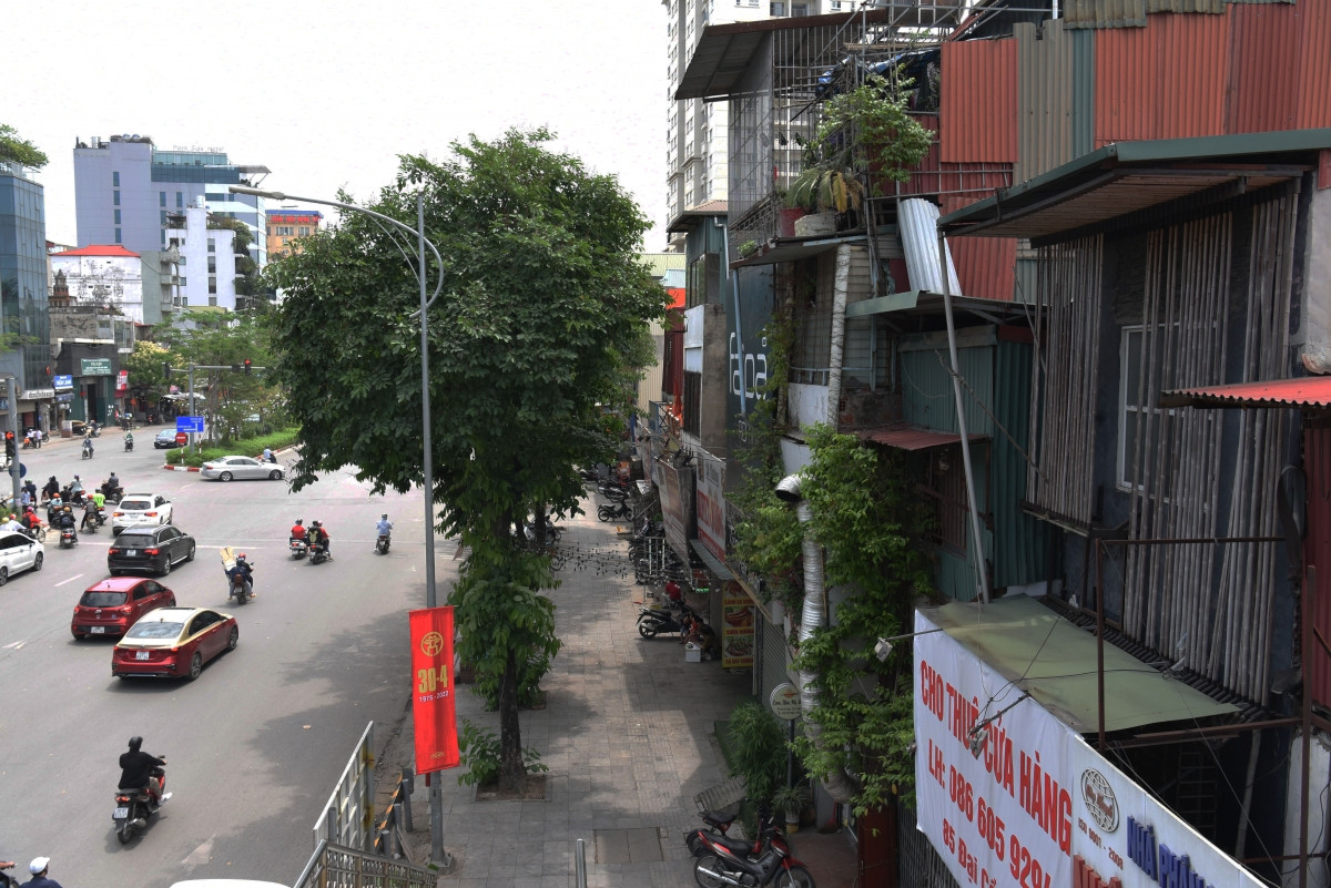 Những nhà dân ngoài mặt đường vẫn kinh doanh hoặc cho thuê.