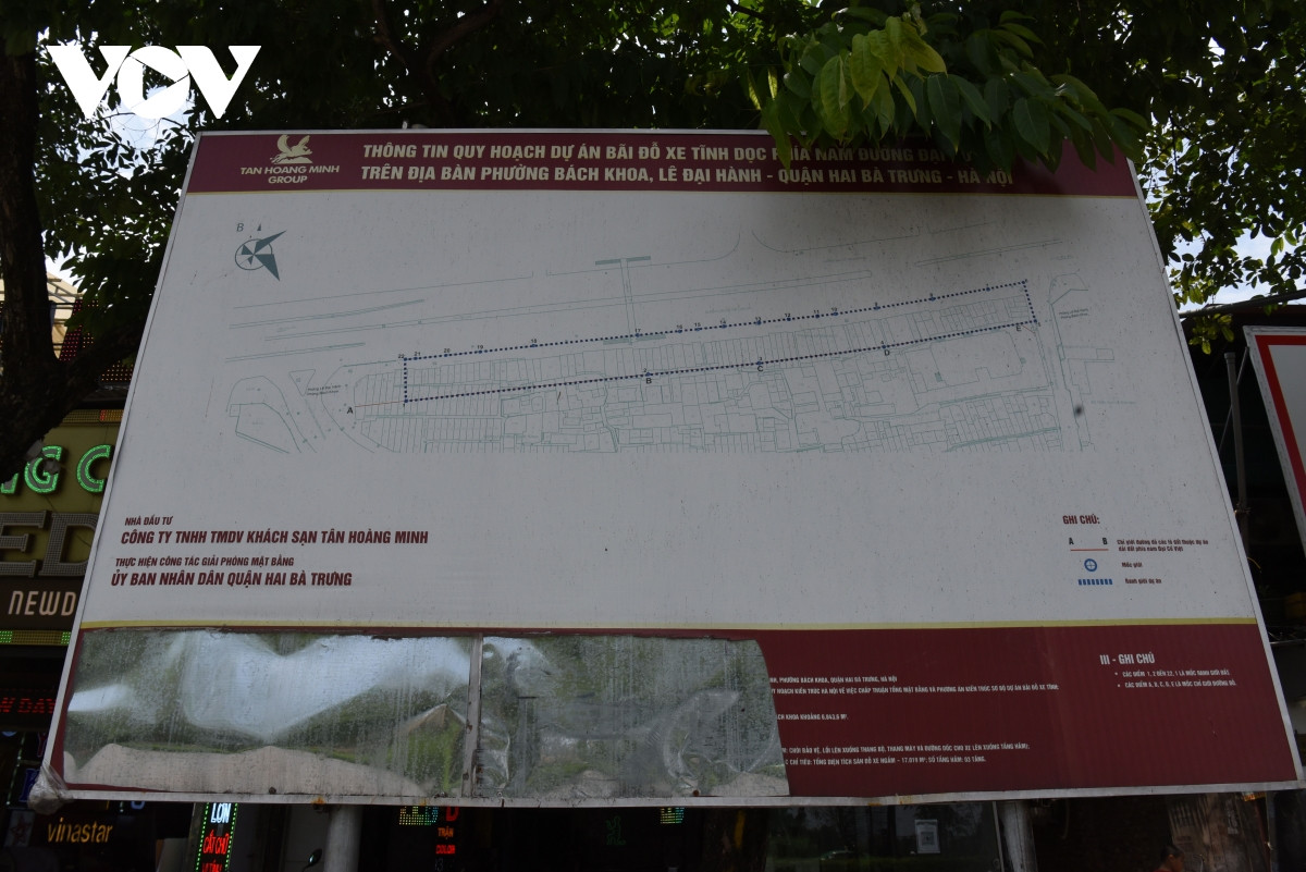 Trước đó, tại dự án làm đường Đại Cồ Việt gia đình bà vẫn chưa được nhận một mét đất đền bù nào. Nay với dự án này giá đền bù hơn 110 triệu đồng/m ở vị trí mặt đường như nhà tôi so với các đường xung quanh là quá thấp.Cùng đó là phương án tái định cư người dân xuống tận Thanh Trì quá xa so với điều kiện người dân đi làm, đi học...