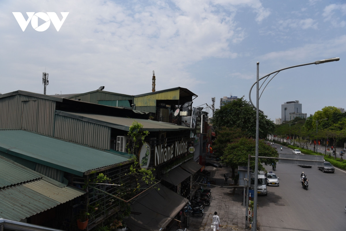 Theo đó, dự án có tổng mức đầu tư hơn 969 tỷ đồng được quy hoạch xây dựng và vận hành trên quy mô diện tích 6.844 m2, bao gồm 1 tầng nổi với chức năng sân vườn cảnh quan – các điểm giao thông đứng; 3 tầng hầm mỗi tầng 5.673m2 (tổng diện tích 17.019 sàn hầm) cung cấp hơn 1.000 chỗ đỗ xe.