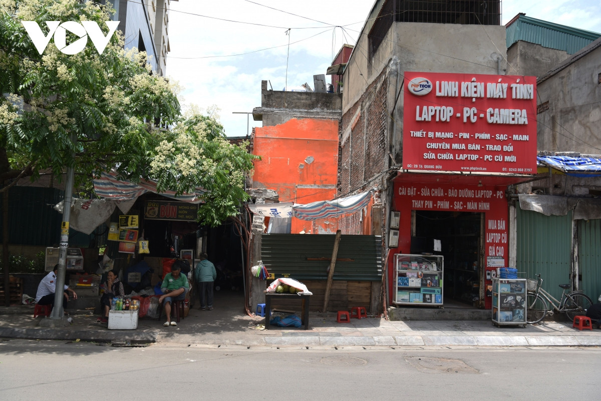 Bà Mùi cho biết, hơn 107 hộ dân bị ảnh hưởng của dự án bãi xe tĩnh đều chưa đồng tình với các phương án hiện nay, duy nhất chỉ có 2 hộ dân nhận tiền đền bù, tự dỡ nhà. Trong số này, cũng có nhiều hộ đã bị thu hồi đất từ dự án làm đường Đại Cổ Việt, đất còn lại họ dựng nhà tạm kinh doanh buôn bán, cho thuê chứ không có chuyện tái lấn chiếm.