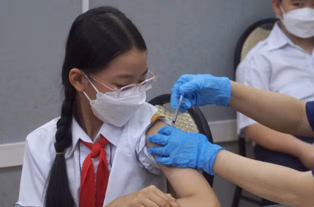 Thực hư về lô vaccine phòng COVID-19 đang tiêm cho trẻ hết hạn: Tại TPHCM, trước thông tin về việc một số phụ huynh lo ngại khi biết con tiêm vaccine phòng COVID-19 đã hết hạn, đại diện Sở Y tế thành phố khẳng định lô vaccine này thực chất có hạn dùng đến tháng 7-2022 và khuyến cáo phụ huynh tránh hiểu nhầm. (Nguồn: KTSG Online)