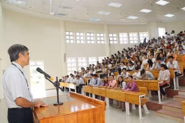 Giảng viên đại học công lập, người hơn 10 triệu, người 200 triệu/tháng: Tuỳ trường đại học công tác, bằng cấp, vị trí làm việc mà giảng viên có thu nhập khác nhau. Cùng trình độ có người nhận hơn 10 triệu/tháng, nhưng có người nhận hàng trăm triệu/tháng. (Nguồn: Vietnamnet)