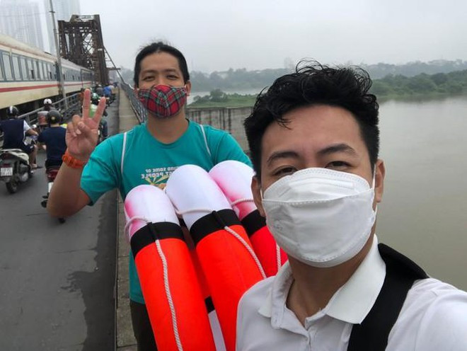Phao cuu sinh vua lap tren cau bac qua song Hong da bi lay trom-Hinh-2