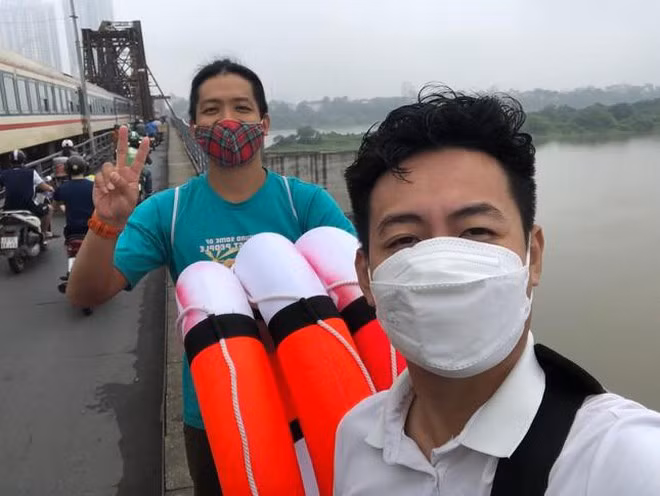 Phao cuu sinh vua lap tren cau bac qua song Hong da bi lay trom-Hinh-2