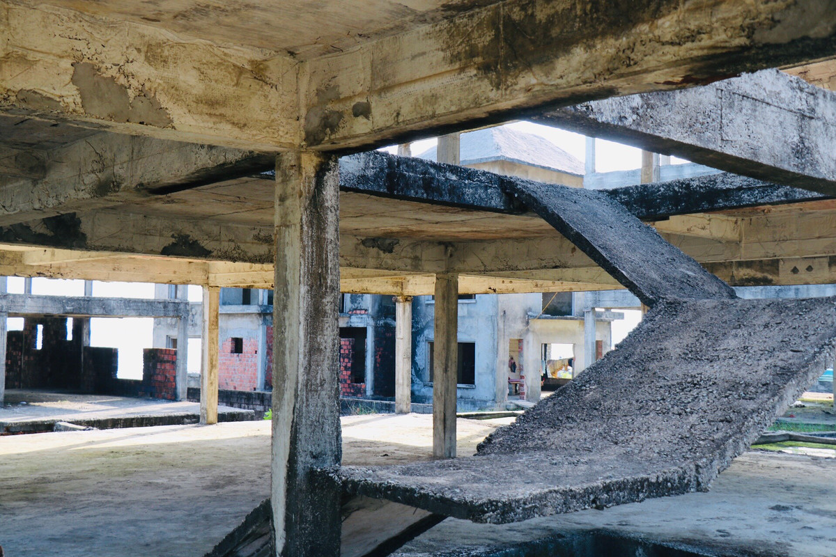 Liên quan đến dự án này, ông Đặng Tiến Tùy - Chủ tịch UBND xã Phú Thuận cho biết, xã đã nhiều lần kiến nghị đề xuất, phản ánh tình trạng chậm tiến độ, có dấu hiệu bỏ hoang của dự án này nhưng đâu vẫn vào đấy. Thời gian vừa rồi, chủ đầu tư cũng có một số động thái để tiếp tục triển khai dự án nhưng không biết tình hình đến thời điểm này như thế nào.