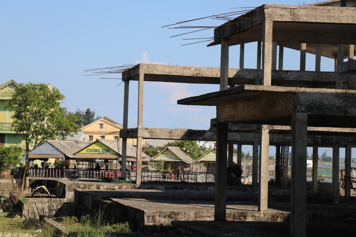 Trao đổi với PV, lãnh đạo Sở Kế hoạch và Đầu tư tỉnh Thừa Thiên Huế cho hay, dự án đến nay chậm tiến độ, do một số nguyên nhân. Hiện nay, Nhà đầu tư có văn bản đề nghị UBND tỉnh chấp thuận chủ trương điều chỉnh giảm quy mô dự án từ 72,09 ha xuống còn khoảng 30ha. Cụ thể, điều chỉnh mục tiêu dự án thành xây dựng một khu Resort, du lịch nghỉ dưỡng đạt tiêu chuẩn quốc tế, đẳng cấp tại địa phương và khu vực nhằm mục tiêu thu hút khách du lịch nghỉ dưỡng và lưu trú tại khu vực biển Thuận An. Nhà đầu tư cũng cam kết sẽ điều chỉnh mục tiêu dự án theo các quy định hiện hành, phù hợp định hướng phát triển của địa phương và mong muốn được triển khai lại dự án trong thời gian tới.