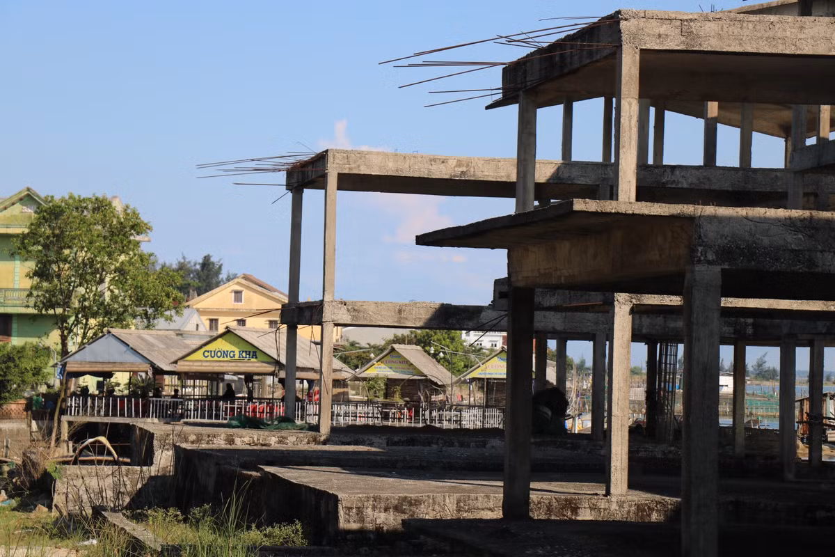 Trao đổi với PV, lãnh đạo Sở Kế hoạch và Đầu tư tỉnh Thừa Thiên Huế cho hay, dự án đến nay chậm tiến độ, do một số nguyên nhân. Hiện nay, Nhà đầu tư có văn bản đề nghị UBND tỉnh chấp thuận chủ trương điều chỉnh giảm quy mô dự án từ 72,09 ha xuống còn khoảng 30ha. Cụ thể, điều chỉnh mục tiêu dự án thành xây dựng một khu Resort, du lịch nghỉ dưỡng đạt tiêu chuẩn quốc tế, đẳng cấp tại địa phương và khu vực nhằm mục tiêu thu hút khách du lịch nghỉ dưỡng và lưu trú tại khu vực biển Thuận An. Nhà đầu tư cũng cam kết sẽ điều chỉnh mục tiêu dự án theo các quy định hiện hành, phù hợp định hướng phát triển của địa phương và mong muốn được triển khai lại dự án trong thời gian tới.