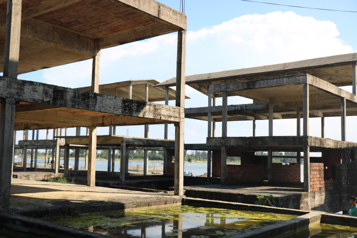 Số phận dự án này rồi sẽ đi về đâu, khi để một dự án Khu đô thị nghỉ dưỡng đẳng cấp được triển khai một số hạng mục rồi "đắp chiếu" nhiều năm gây lãng phí tài nguyên đất, khiến người dân bức xúc, cần sớm có câu trả lời.