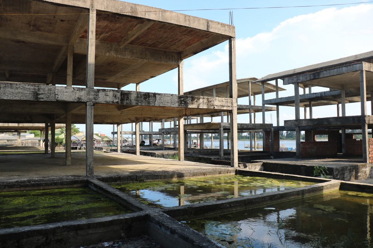 Bên trong khuôn viên dự án được người dân trưng dụng làm chuồng chăn nuôi gia súc. Đây cũng còn là nơi một số người dân tới để sinh sống.