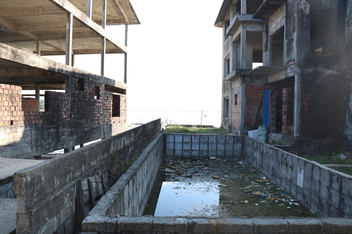 Từ một dự án với mang tầm đẳng cấp hàng chục triệu đô, sau hơn 10 năm tất cả chỉ là những khối bê tông hoang phế bên bãi biển xinh đẹp. Nó được ví như một dự án "đầu voi đuôi chuột" ở nơi đây.