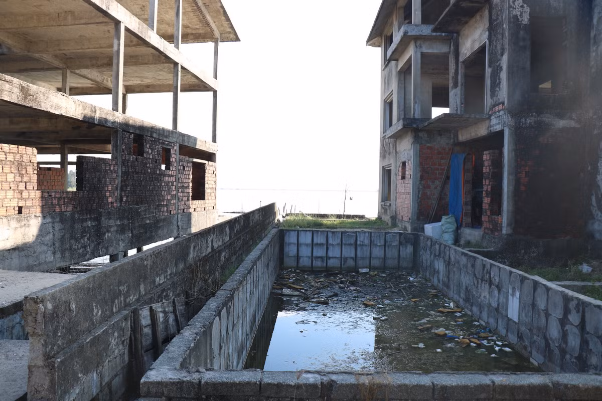 Từ một dự án với mang tầm đẳng cấp hàng chục triệu đô, sau hơn 10 năm tất cả chỉ là những khối bê tông hoang phế bên bãi biển xinh đẹp. Nó được ví như một dự án "đầu voi đuôi chuột" ở nơi đây.