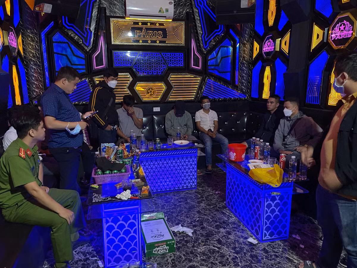 Bat nhom “nam thanh nu tu” bay lac dien cuong trong quan karaoke