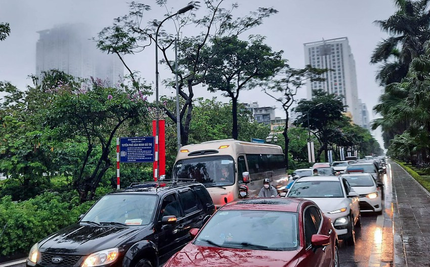 Mừa lớn khiến cho khắp các ngả đường ở Hà Nội rơi vào cảnh ùn tắc, nhiều nơi tắc nghẽn hàng km.