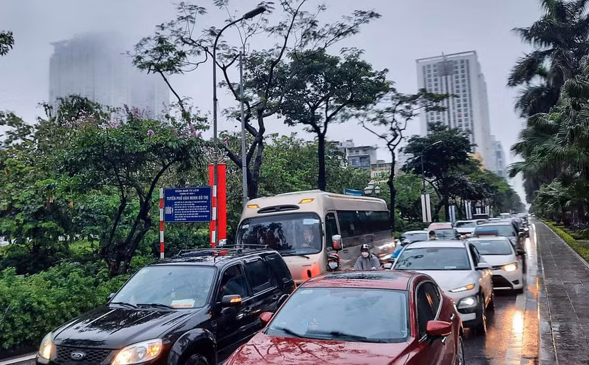 Mừa lớn khiến cho khắp các ngả đường ở Hà Nội rơi vào cảnh ùn tắc, nhiều nơi tắc nghẽn hàng km.