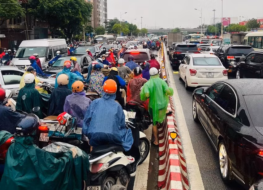 Sáng cùng ngày, các con phố hướng về cầu Vĩnh Tuy ùn tắc nghiêm trọng, nhiều người tràn cả sang làn đường ngược chiều khiến giao thông càng hỗn loạn. Lãnh đạo Đội CSGT số 5, Phòng CSGT Công an TP Hà Nội thông tin, trận mưa lớn sáng nay khiến phố Đàm Quang Trung và khu vực trước cổng sân golf Long Biên ngập úng. Ngoài ra, một ô tô gặp sự cố trên cầu Vĩnh Tuy dẫn đến các phương tiện di chuyển khó khăn.