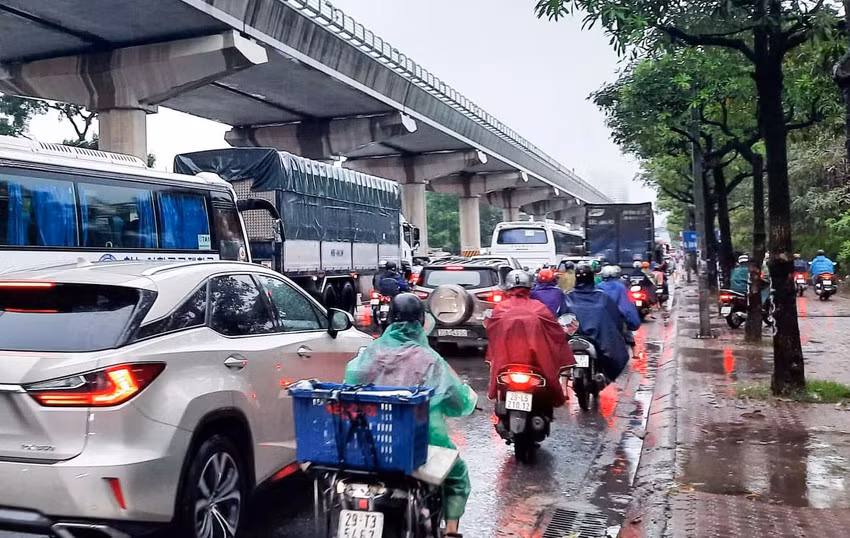 Ghi nhận trên đường Hồ Tùng Mậu lúc 9 giờ sáng nay, các hàng phương tiện chen chúc, tìm lối thoát.