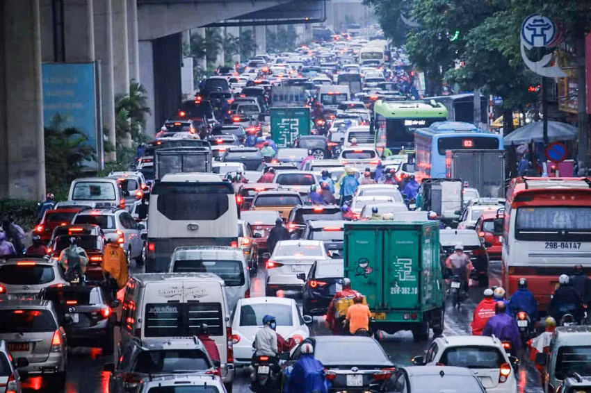 Đường Nguyễn Trãi hướng về Trung tâm TP Hà Nội lúc hơn 9 giờ sáng cùng ngày, các phương tiện cũng trong tình trạng "chết chân tại chỗ".