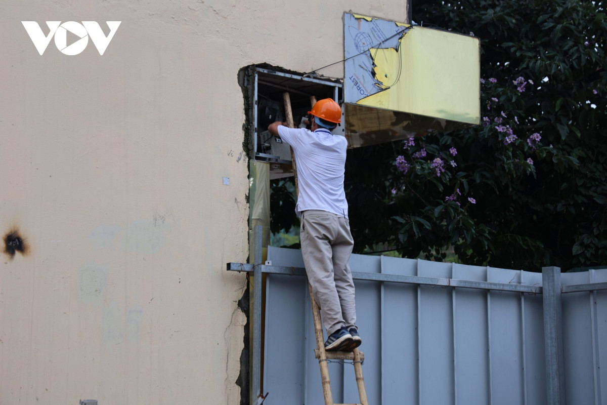 Phá dỡ công trình vi phạm trật tự xây dựng tại 84 đường Láng, Hà Nội - Hình 6 Pha do cong trinh vi pham trat tu xay dung tai 84 duong Lang, Ha Noi-Hinh-6
