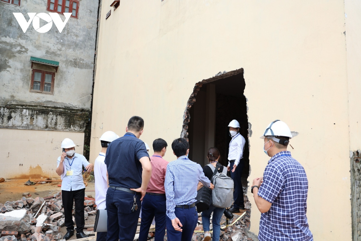 Phá dỡ công trình vi phạm trật tự xây dựng tại 84 đường Láng, Hà Nội - Hình 8 Pha do cong trinh vi pham trat tu xay dung tai 84 duong Lang, Ha Noi-Hinh-8