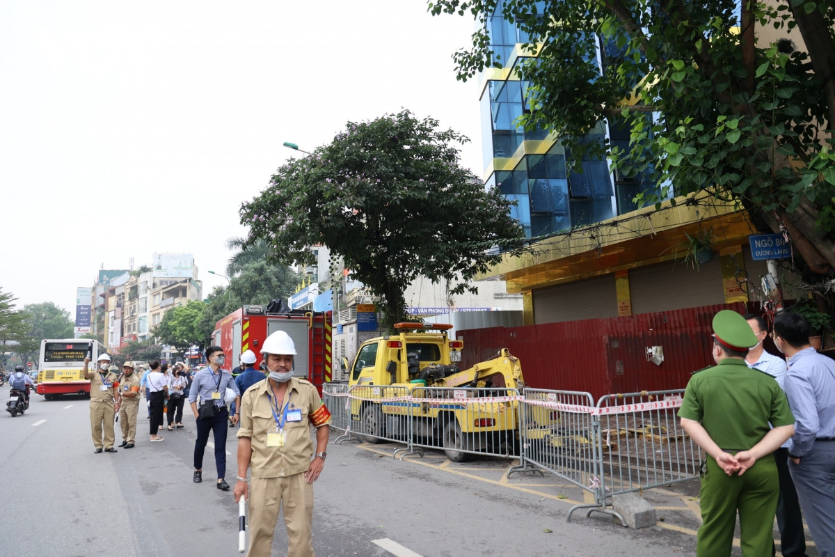 Phá dỡ công trình vi phạm trật tự xây dựng tại 84 đường Láng, Hà Nội - Hình 4 Pha do cong trinh vi pham trat tu xay dung tai 84 duong Lang, Ha Noi-Hinh-4
