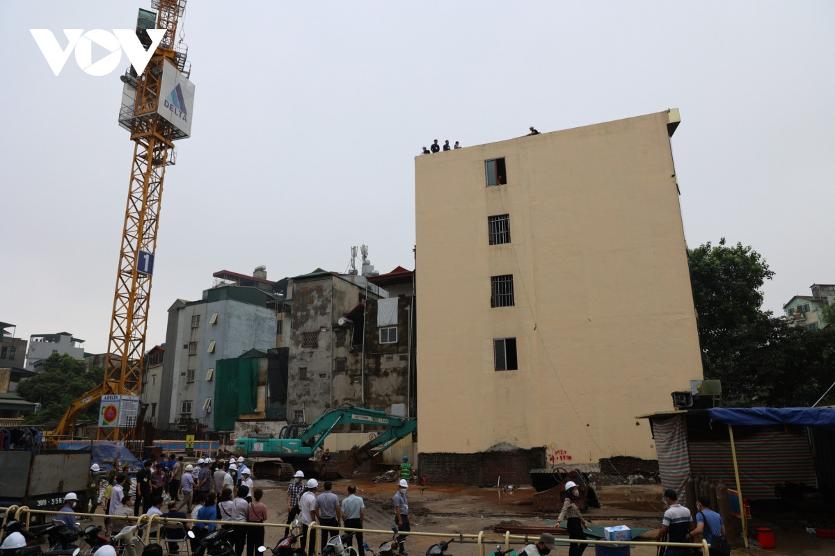 Phá dỡ công trình vi phạm trật tự xây dựng tại 84 đường Láng, Hà Nội - Hình 2 Pha do cong trinh vi pham trat tu xay dung tai 84 duong Lang, Ha Noi-Hinh-2