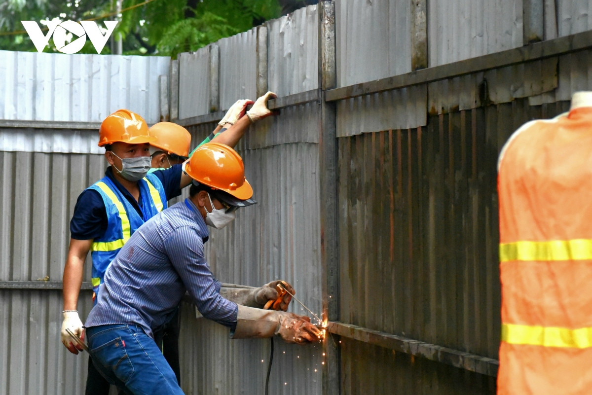 Phá dỡ công trình vi phạm trật tự xây dựng tại 84 đường Láng, Hà Nội - Hình 12 Pha do cong trinh vi pham trat tu xay dung tai 84 duong Lang, Ha Noi-Hinh-12