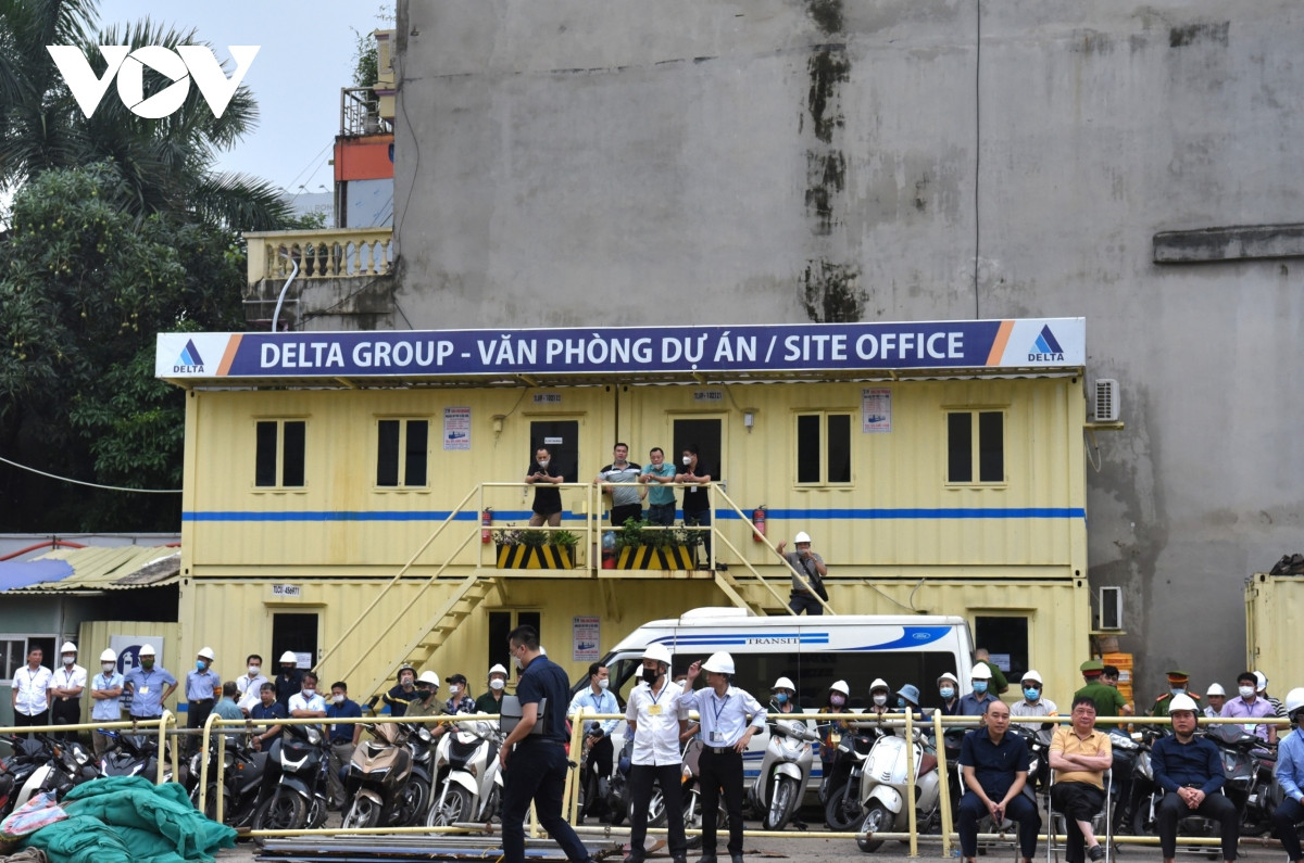 Phá dỡ công trình vi phạm trật tự xây dựng tại 84 đường Láng, Hà Nội - Hình 3 Pha do cong trinh vi pham trat tu xay dung tai 84 duong Lang, Ha Noi-Hinh-3