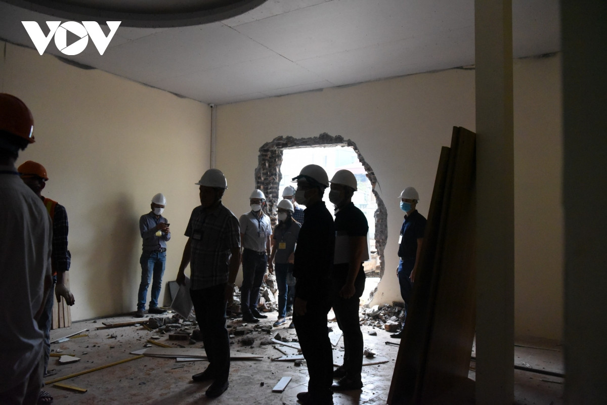 Phá dỡ công trình vi phạm trật tự xây dựng tại 84 đường Láng, Hà Nội - Hình 5 Pha do cong trinh vi pham trat tu xay dung tai 84 duong Lang, Ha Noi-Hinh-5