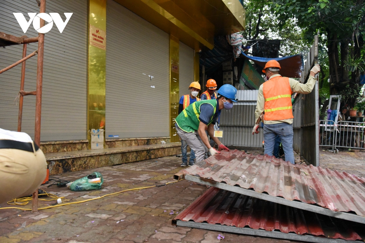 Phá dỡ công trình vi phạm trật tự xây dựng tại 84 đường Láng, Hà Nội - Hình 10 Pha do cong trinh vi pham trat tu xay dung tai 84 duong Lang, Ha Noi-Hinh-10