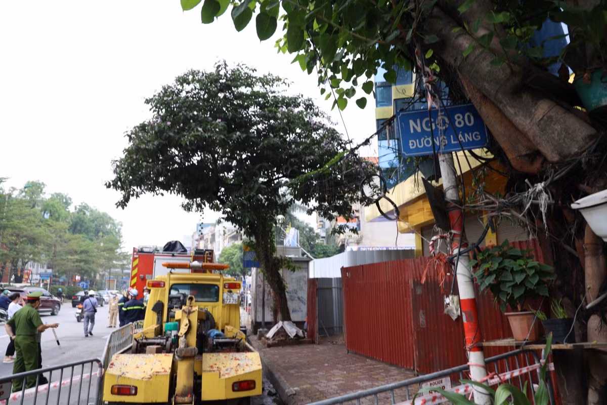 Pha do cong trinh vi pham trat tu xay dung tai 84 duong Lang, Ha Noi