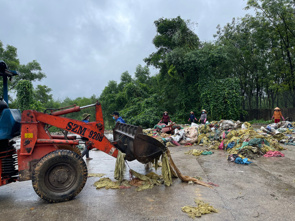Tiếp tục kiểm tra, lực lượng công an phát hiện thêm 1 bãi chất thải rắn là bao bì đựng mũ cao su đã được đốt tại khu vực bãi đất trống nằm trong khuôn viên công ty. 