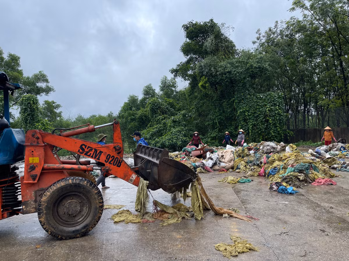 Tiếp tục kiểm tra, lực lượng công an phát hiện thêm 1 bãi chất thải rắn là bao bì đựng mũ cao su đã được đốt tại khu vực bãi đất trống nằm trong khuôn viên công ty. 