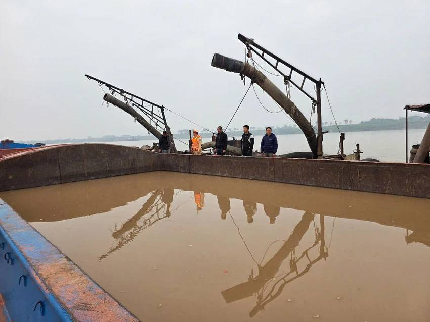 Bắt giữ tàu khai thác cát trái phép trên sông Hồng Bat giu tau khai thac cat trai phep tren song Hong