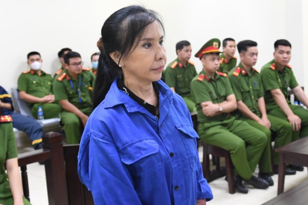 Ngày 8/4, TAND TP Hà Nội tuyên phạt “bà trùm” Nguyễn Ngọc Dung (SN 1966, tức Dung “Thà”, ở phường Ô Chợ Dừa, quận Đống Đa, Hà Nội) mức án 3 năm tù về tội Mua bán trái phép chất ma túy. Dung “Thà” từ lâu được biết đến là “bà trùm” khét tiếng trong giới giang hồ Hà Thành. Năm 1999, TAND TP Hà Nội xử phạt "bà trùm" này mức án 12 năm về tội Chứa mại dâm. Dung “Thà” được ra trại ngày 30/8/2005.