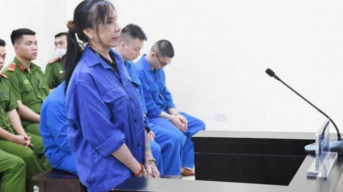 Các bị cáo khác gồm Nguyễn Văn Tuấn (SN 1990, ở Hà Nội), Nguyễn Văn Hùng (SN 1990, ở Bắc Giang), Nguyễn Thanh Minh (SN 1993, quê Phú Thọ) nhận án từ 3 năm đến tù chung thân cùng về tội Mua bán trái phép chất ma túy. Theo cáo buộc, từ ngày 28/11/2020 đến 9/4/2021, tại Hà Nội, Nguyễn Huy Hồng nhiều lần mua bán các chất ma túy với khối lượng rất lớn của một số đối tượng quen biết từ trước.