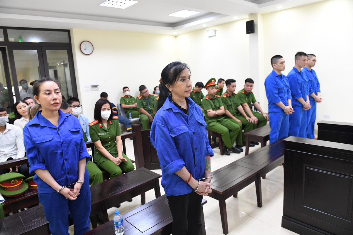 Hồng cùng Tuấn mua ma túy của đối tượng tên “Bố già” ở Sơn La rồi vận chuyển về Hà Nội bán lại cho Nguyễn Văn Hùng, Nguyễn Đức Thọ để kiếm lời. Tổng số ma túy được giao dịch là 1.250g ketamin, 1.713g MDMA, 118g thuốc phiện. Trong số những đối tượng giao dịch ma túy với Hồng có “bà trùm” Dung “Thà”. 