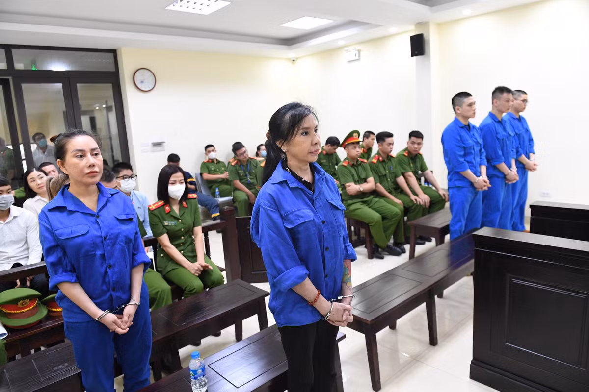 Hồng cùng Tuấn mua ma túy của đối tượng tên “Bố già” ở Sơn La rồi vận chuyển về Hà Nội bán lại cho Nguyễn Văn Hùng, Nguyễn Đức Thọ để kiếm lời. Tổng số ma túy được giao dịch là 1.250g ketamin, 1.713g MDMA, 118g thuốc phiện. Trong số những đối tượng giao dịch ma túy với Hồng có “bà trùm” Dung “Thà”. 