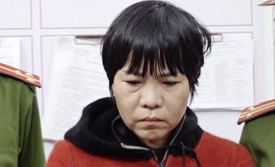 Theo bà Tâm, từ trước khi anh trai bà Tâm (tức chồng bà Ty Na) mất thì bà Ty Na vốn đã có tính ham chơi, nhác làm. Năm 2019, chồng mất để lại chiếc xe du lịch 7 chỗ và căn nhà, nhưng sau một thời gian bà Ty Na bán cả xe lẫn nhà tiêu sạch tiền. Gia đình phía bên nội cho 2 con của bà Ty Na (vợ chồng bà Ty Na có 4 người con, 2 cháu đã mất) một mảnh đất trị giá trên thị trường hơn 700 triệu, nhưng cuối năm 2024, bà Ty Na cũng dụ dỗ, đem bán rẻ được hơn 400 triệu đồng ăn tiêu hết.