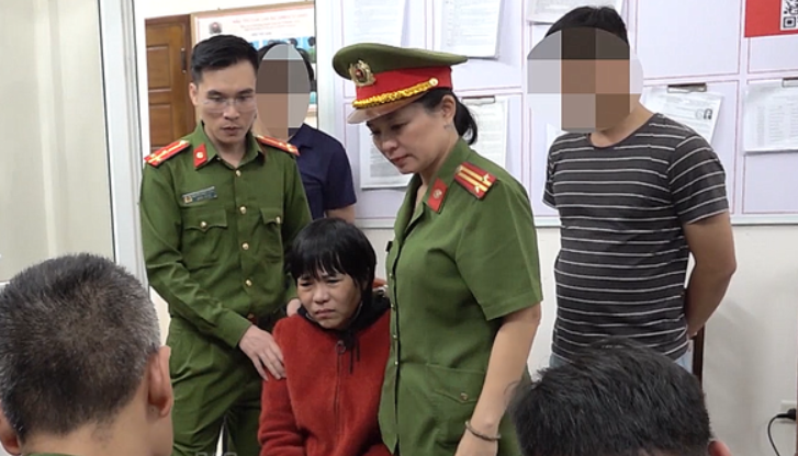 Trước đó, bà Nguyễn Thị Bích Tâm (SN 1989; trú thị trấn Hà Lam, huyện Thăng Bình) - cô ruột của cháu Hoàng – người đi trình báo công an thời điểm cháu Hoàng mất năm 2023 nói rằng cái chết của cháu bà có nhiều điều bất thường. Bà Tâm kể, năm 2021, khi đứa con út của bà Ty Na là cháu Nguyễn Văn Hiếu (lúc đó 3 tuổi) mất, gia đình không hề nghĩ ngợi gì, cho rằng đó chỉ là điều rủi ro. Tuy nhiên, khi cháu Hoàng mất, bà Tâm thấy có quá nhiều điều bất thường nên đã trình báo công an điều tra.