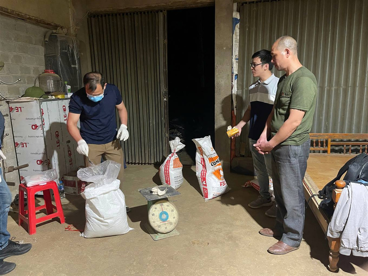 Lao Cai: Triet pha duong day mua ban, van chuyen gan 5 tan xyanua-Hinh-2