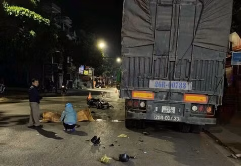 Xe may dam vao o to dang dung do khien 2 nguoi thuong vong