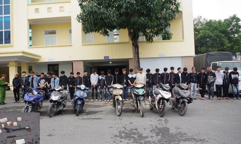 Ha Nam: Bat khan cap 21 doi tuong mang hung khi di danh nhau