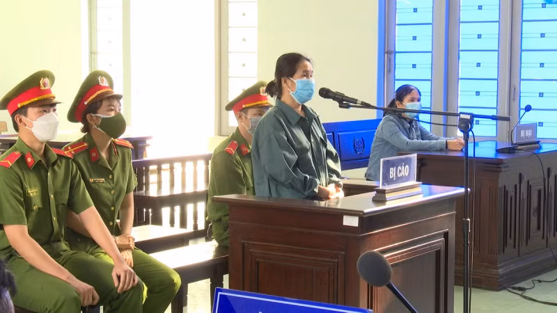 Theo cơ quan công an, thời điểm bị bắt giữ, Chanh khai nhận con dao nằm trong túi xách được chuẩn bị để giết lễ tân, chiếm đoạt tiền của khách sạn. Tuy nhiên, khi đối tượng chưa kịp thực hiện thì bị bắt. Được biết, Chanh là người nghiện bài bạc. Ngày 28/12/2021, TAND tỉnh Bình Thuận đã tuyên Chanh mức án chung thân về tội “Giết người”, 10 năm tù về tội “Cướp tài sản”. Tổng hợp hình phạt, bị cáo Chanh phải nhận mức án tù chung thân. Ngoài ra, Lê Thị Chanh còn phải bồi thường cho gia đình nạn nhận hơn 230 triệu. 