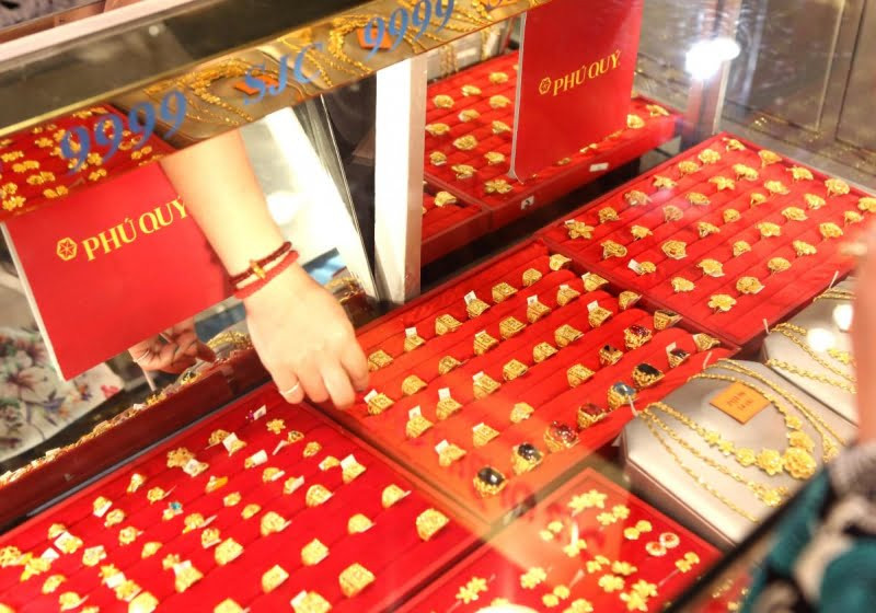 Hàng chục trinh sát dày dạn kinh nghiệm được triển khai khoanh vùng các đối tượng khả nghi, từng có nhiều tiền án tiền sự về tội trộm cắp. Đồng thời, một số trinh sát khác tiến hành xác minh tại các tiệm vàng trên địa bàn, đặc biệt trong khu vực nạn nhân sinh sống vì có thể sau khi gây án hung thủ sẽ mang số tài sản cướp được trên người nạn nhân đi tiêu thụ. (Ảnh minh họa, nguồn internet)