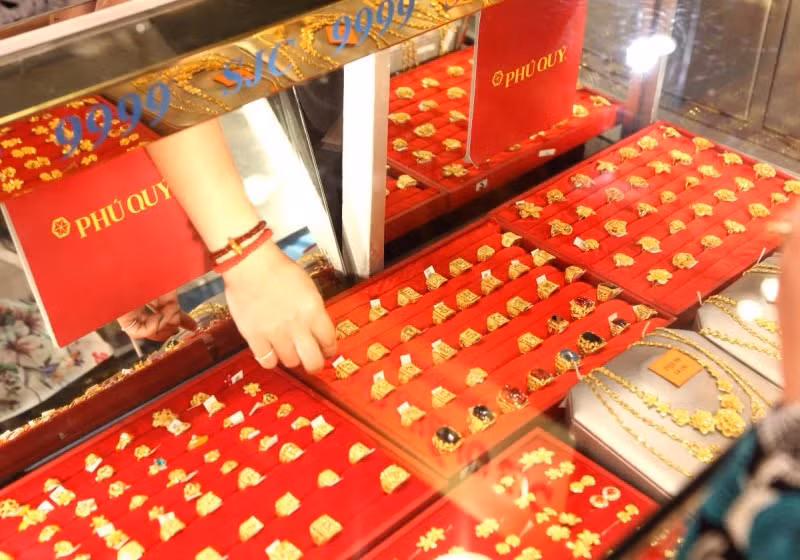 Hàng chục trinh sát dày dạn kinh nghiệm được triển khai khoanh vùng các đối tượng khả nghi, từng có nhiều tiền án tiền sự về tội trộm cắp. Đồng thời, một số trinh sát khác tiến hành xác minh tại các tiệm vàng trên địa bàn, đặc biệt trong khu vực nạn nhân sinh sống vì có thể sau khi gây án hung thủ sẽ mang số tài sản cướp được trên người nạn nhân đi tiêu thụ. (Ảnh minh họa, nguồn internet)