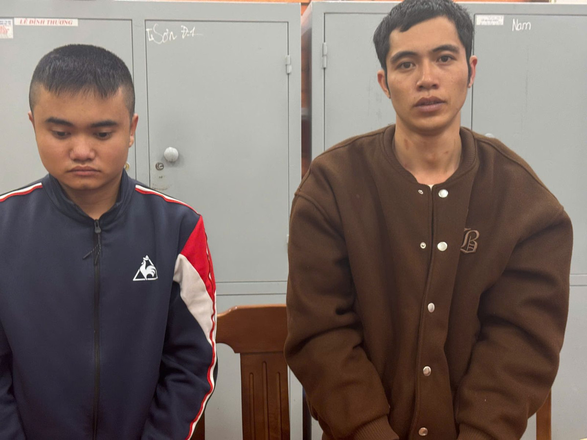 Bắt 2 kẻ túm tóc, bịt miệng người phụ nữ rồi cướp tài sản Bat 2 ke tum toc, bit mieng nguoi phu nu roi cuop tai san