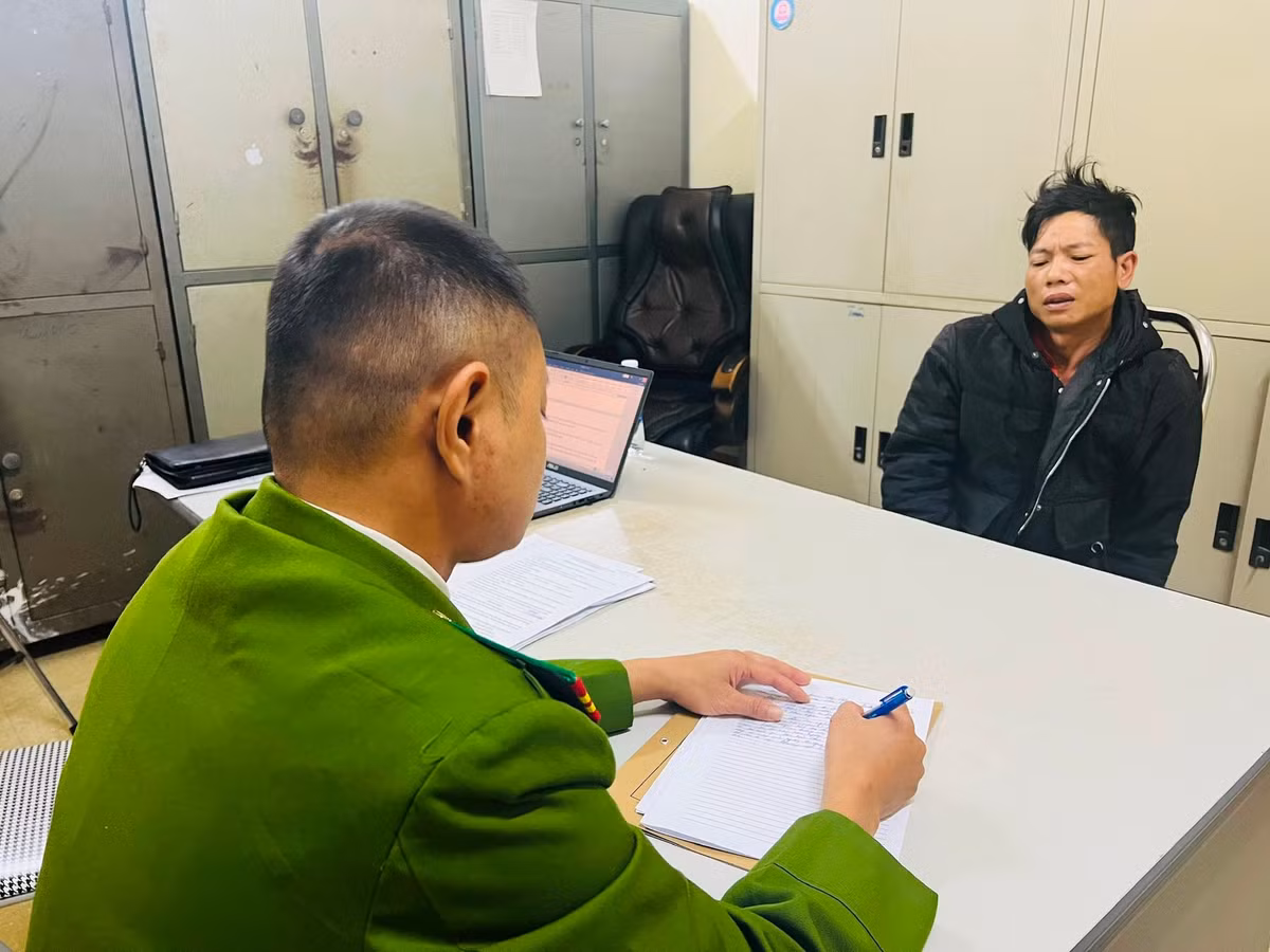 Tại cơ quan công an, bước đầu Ngân khai nhận ngày 3/12/2023, do nghiện ma túy và cần tiền tiêu xài nên Ngân đã đi bộ ra xã Sơn Bình, huyện Tam Đường nhằm trộm cắp tài sản. Sau nhiều lần vẫy xe đi nhờ bất thành thì Ngân được bà Cư Thị D. cho đi nhờ xe máy từ hướng tỉnh Lai Châu sang thị xã Sa Pa. 